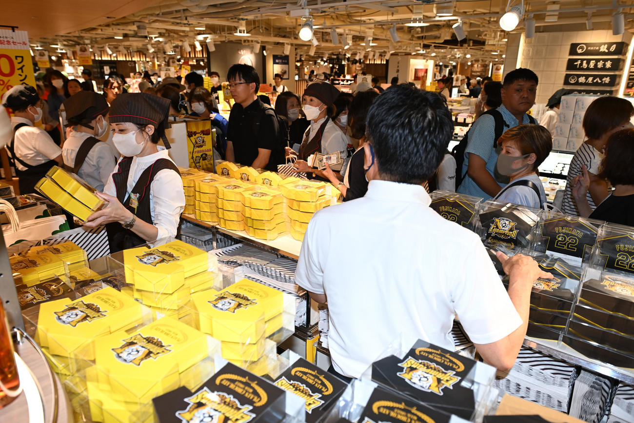 阪神百貨店で行われた優勝記念セールには大勢の人が訪れた（撮影・和賀正仁）