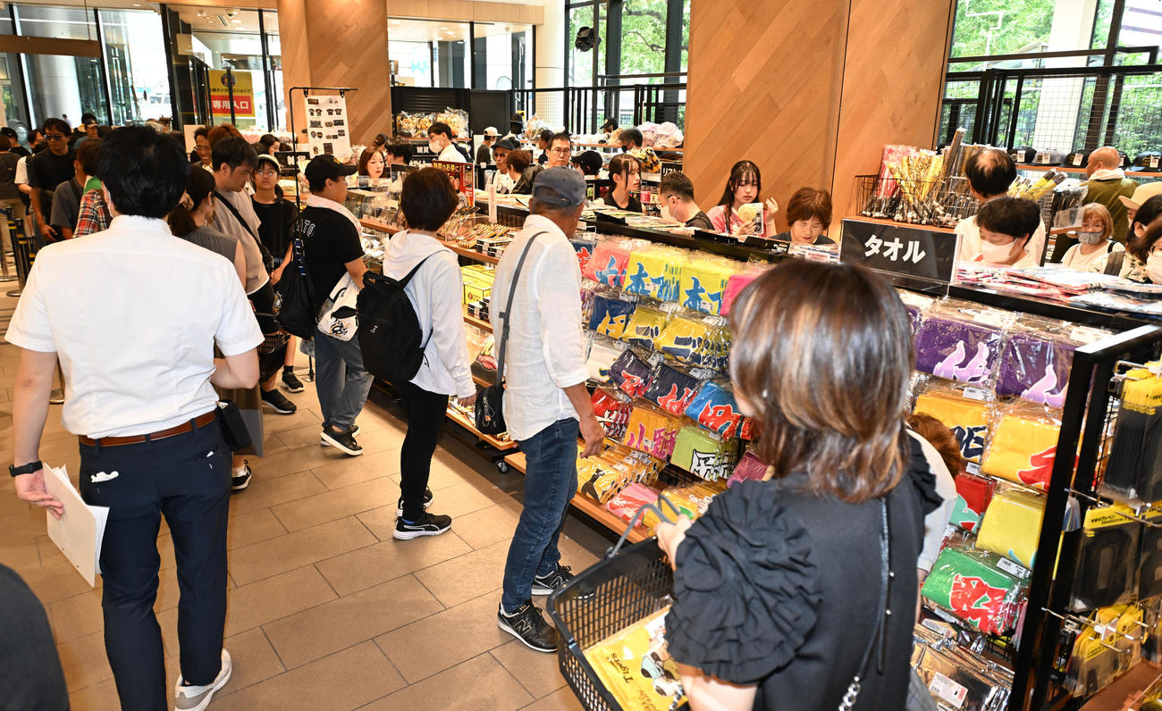 阪神タイガースのチームショップで行われた優勝記念セールには大勢の人が訪れた（撮影・和賀正仁）