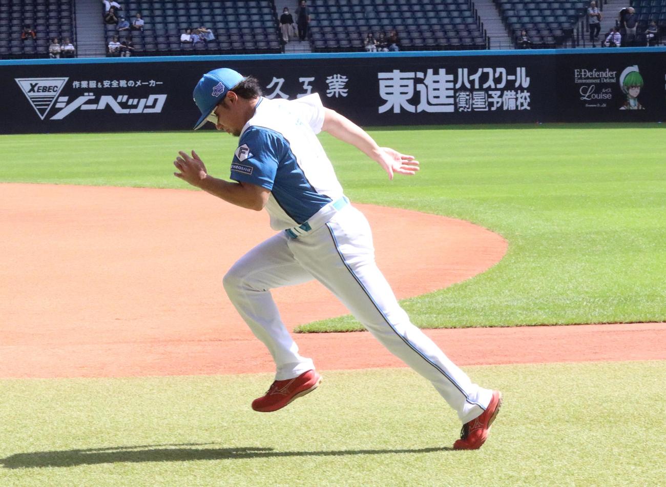 ウオーミングアップでダッシュする日本ハム伊藤