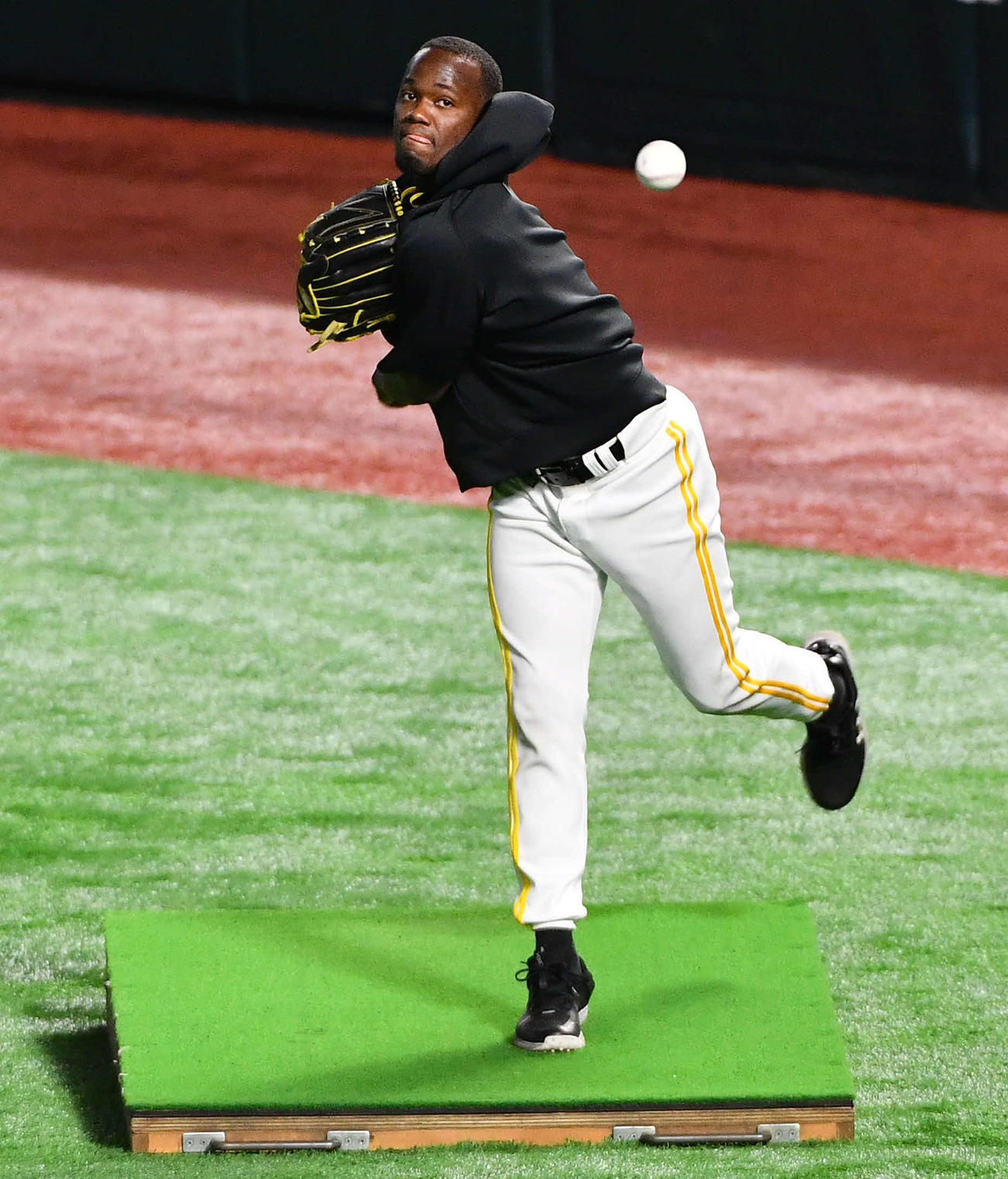 7日、傾斜を使ってキャッチボールを行うモイネロ