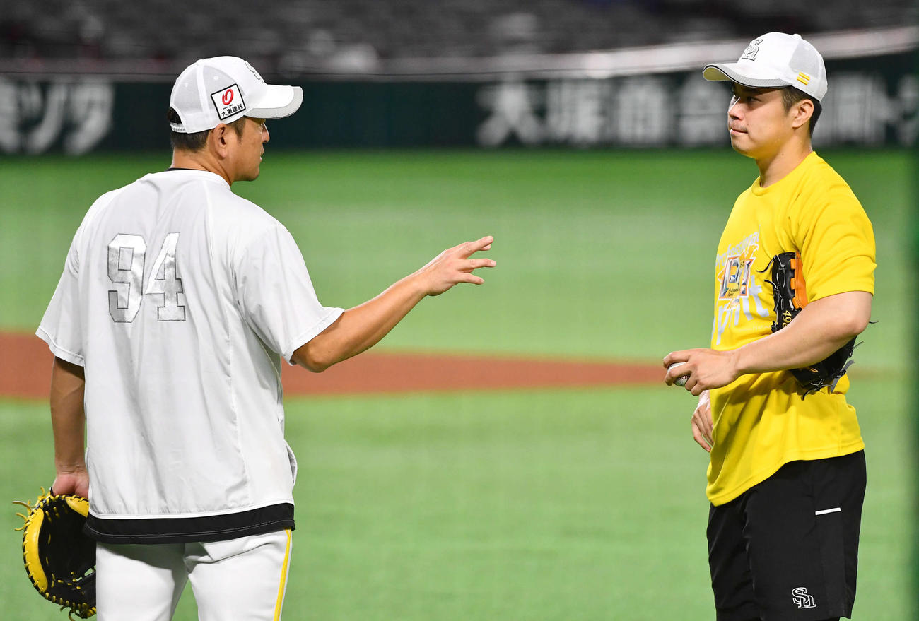 キャッチボールを終え、倉野コーチ（左）と話すソフトバンク松本晴（撮影・岩下翔太）