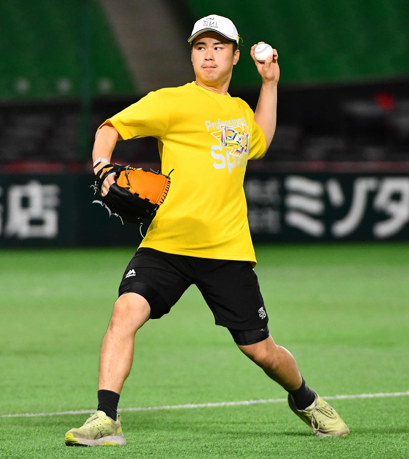 キャッチボールを行うソフトバンク松本晴（撮影・岩下翔太）