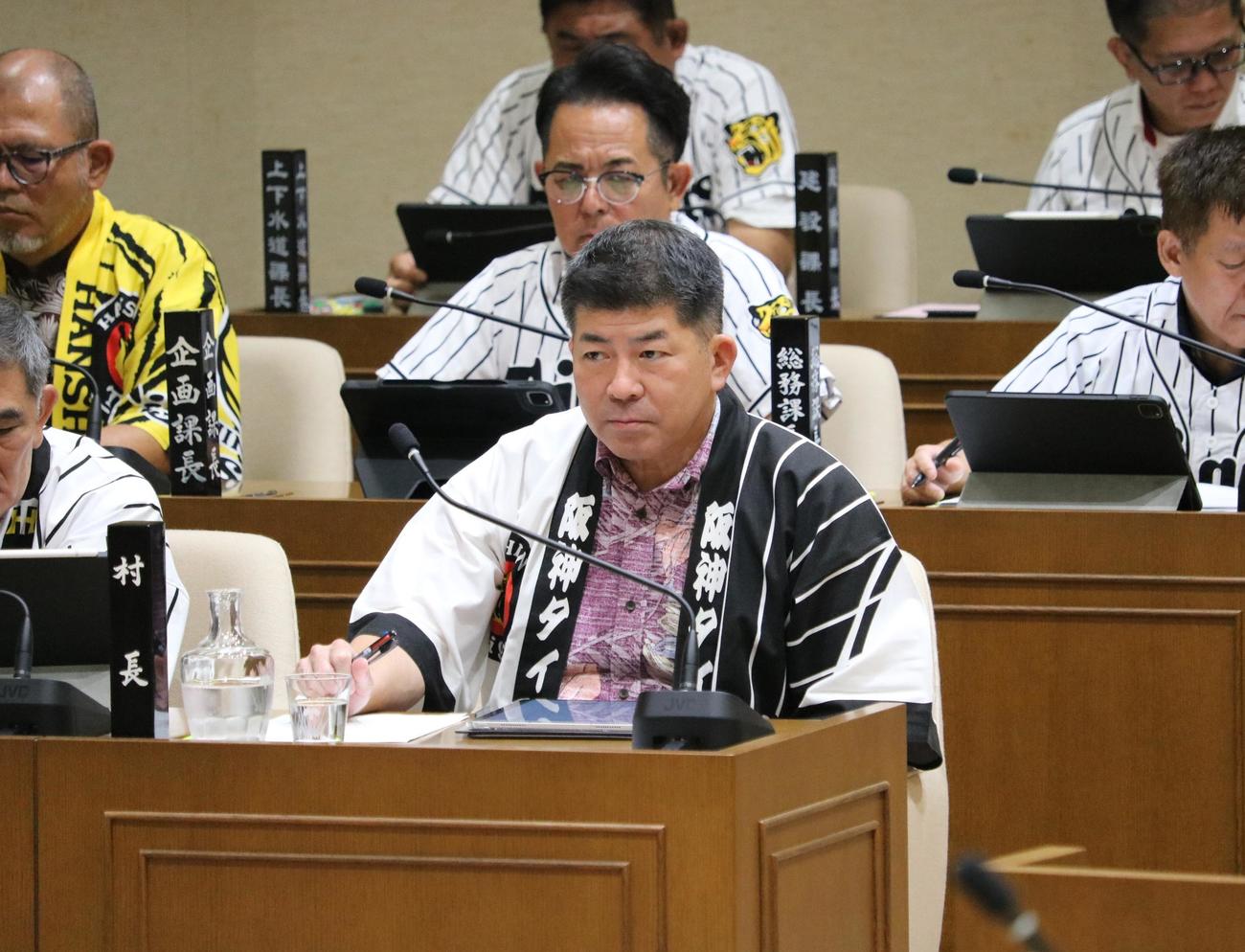 阪神の法被を着用して議会に臨む當眞淳宜野座村長（撮影・林亮佑）