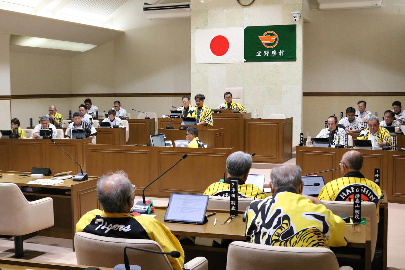 宜野座村議会に出席した村長や議長らが阪神の法被を着用して議会に臨む（撮影・林亮佑）