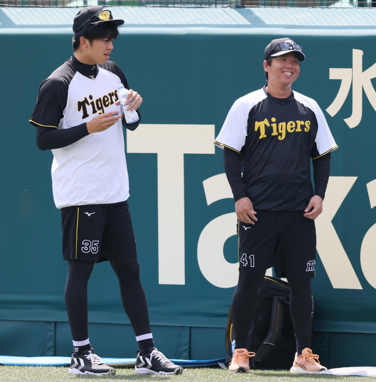 優勝から一夜明け、投手の指名練習に参加する才木と村上（右）（撮影・加藤哉）