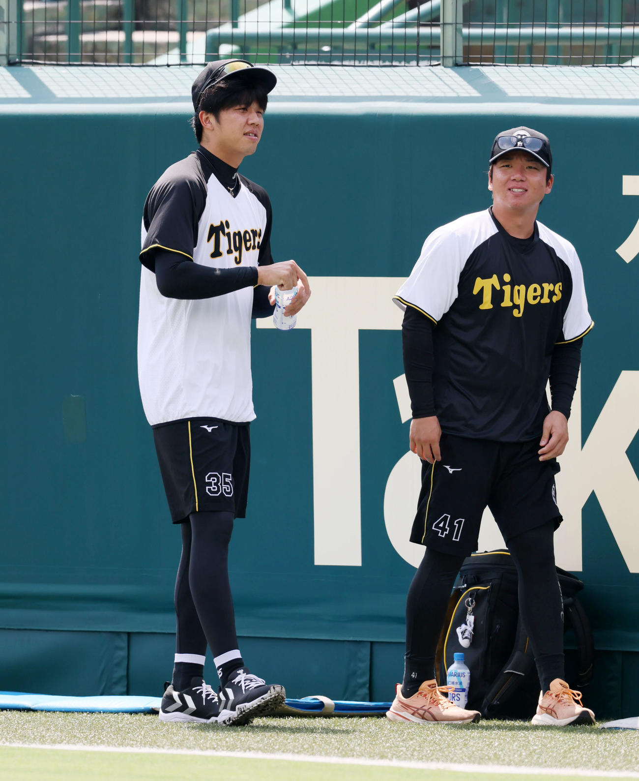 優勝から一夜明け、投手の指名練習に参加する才木と村上（右）（撮影・加藤哉）