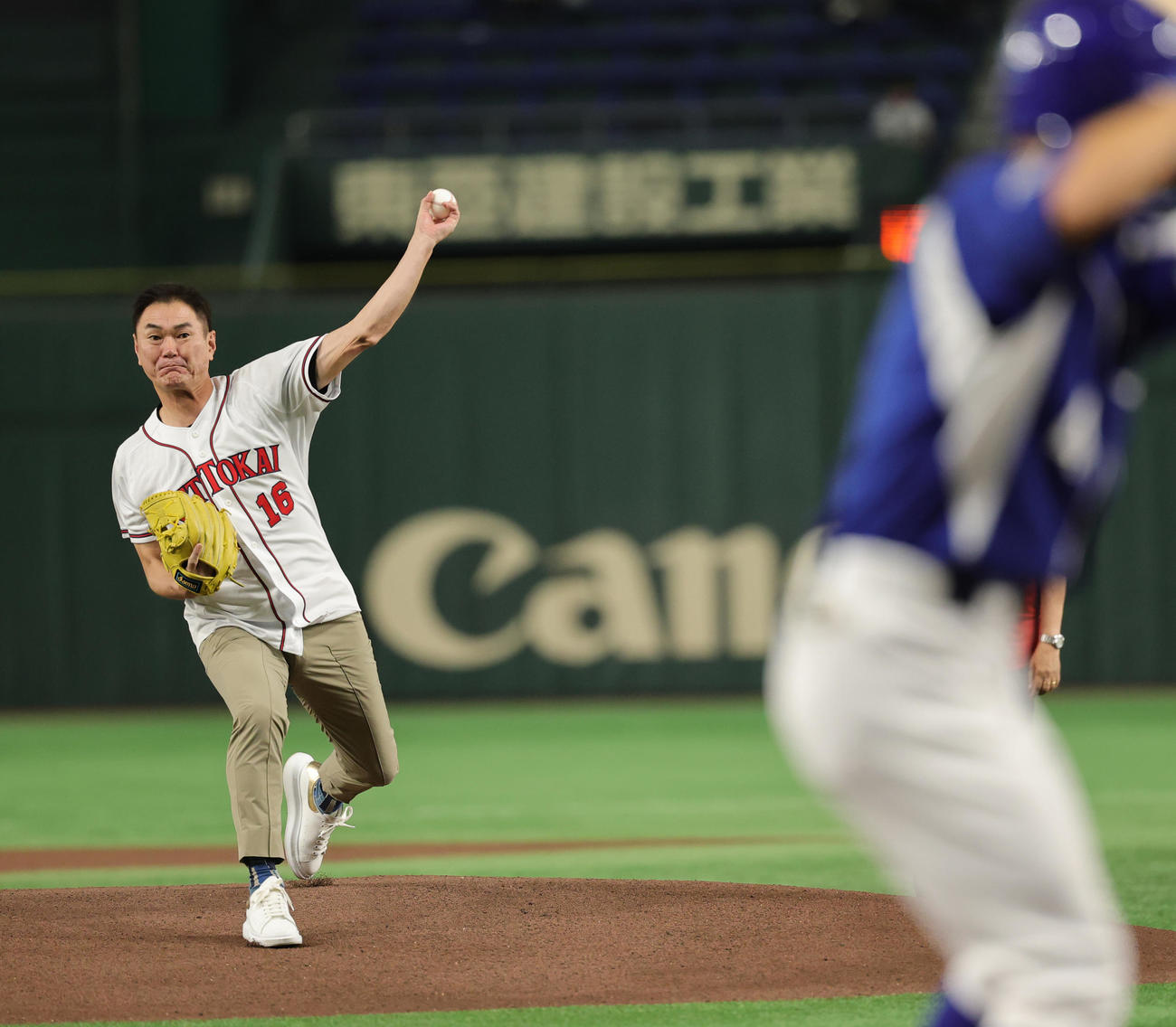 王子対三菱自動車岡崎　NTT東海のユニホームを着用し始球式を行う岩瀬仁紀氏（撮影・野上伸悟）