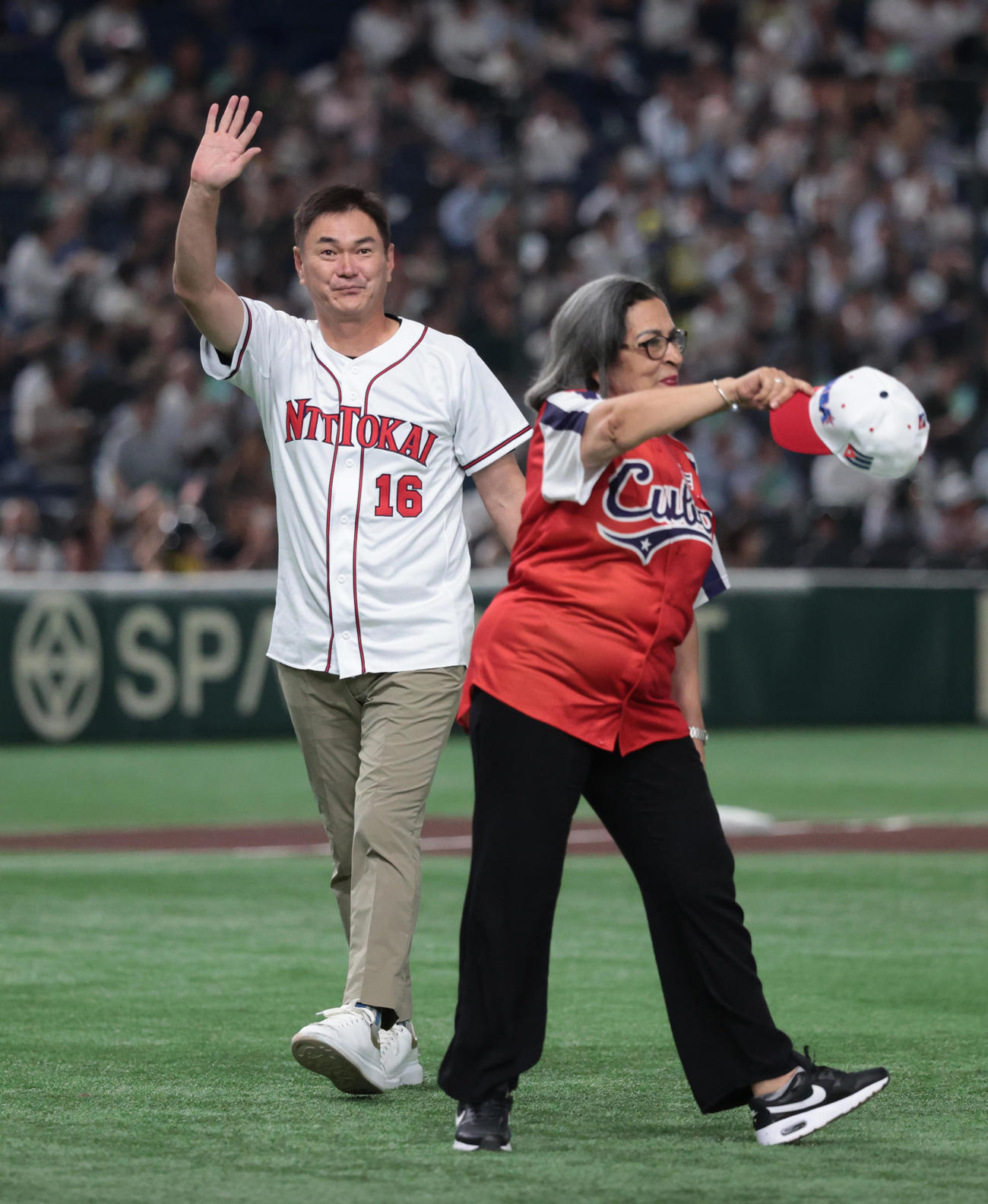 王子対三菱自動車岡崎の決勝戦、NTT東海のユニホームで始球式を務めた元中日の岩瀬仁紀氏（左）（撮影・柴田隆二）　