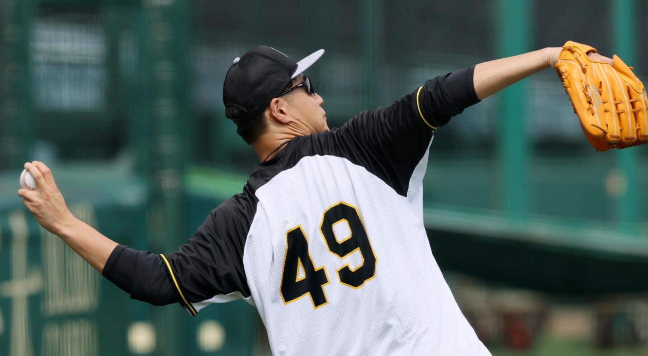 優勝から一夜明け、練習でキャッチボールする大竹（撮影・加藤哉）