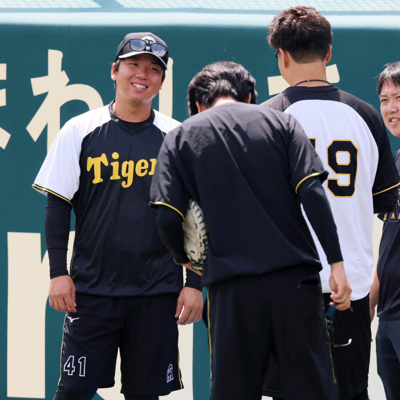 優勝から一夜明け、笑顔で投手の指名練習に参加する村上。右は大竹（撮影・加藤哉）