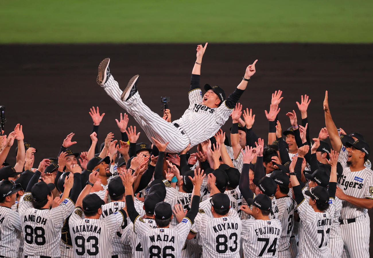 セ・リーグ優勝を決め、ナインから胴上げされる阪神藤川球児監督（2025年9月7日撮影）