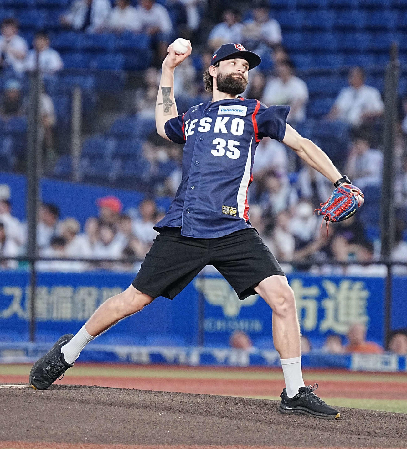 ロッテ対オリックス　ファーストピッチセレモニーに臨むチェコ代表のオンジェイ・サトリア（撮影・小沢裕）