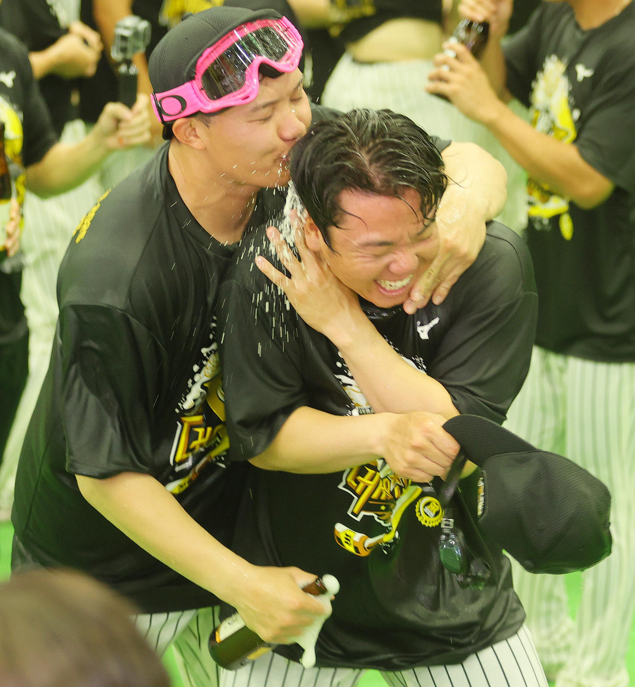 祝勝会で村上（右）にビールをかける