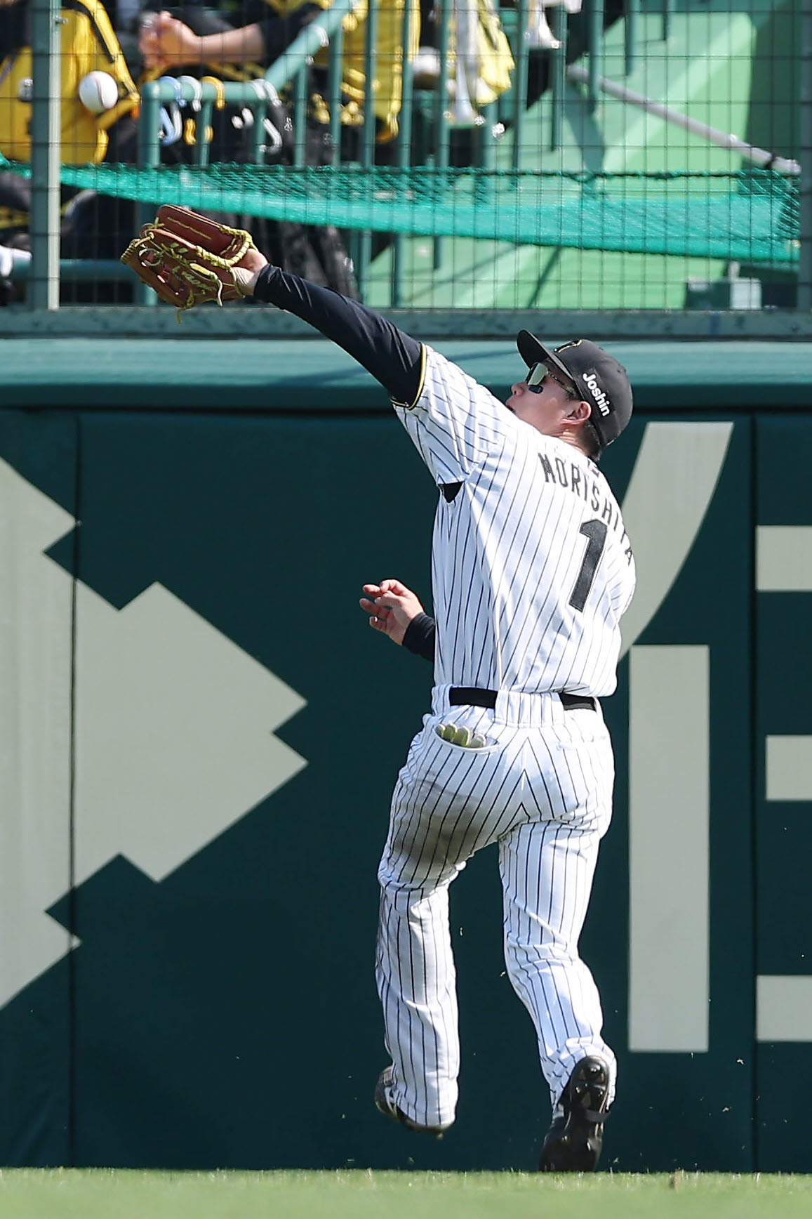 4月26日、巨人吉川尚輝の右飛を好捕
