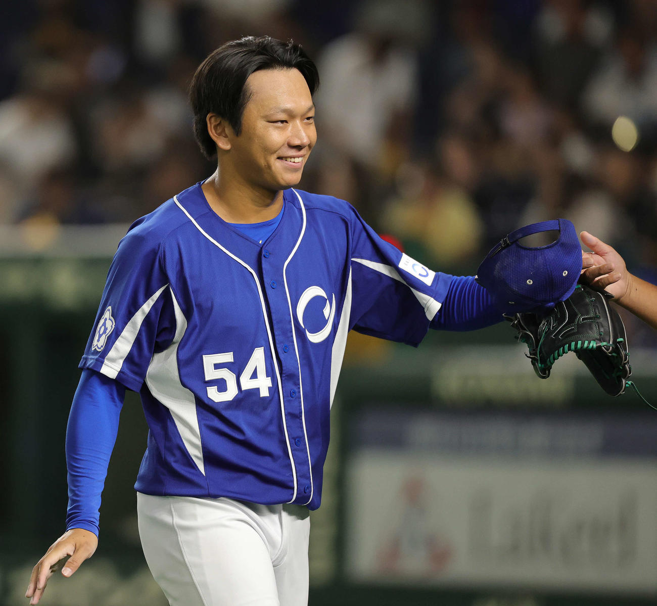 王子対三菱自動車岡崎　4回裏途中から登板し後続を抑えた王子・柳橋は、笑顔でベンチに戻る（撮影・野上伸悟）