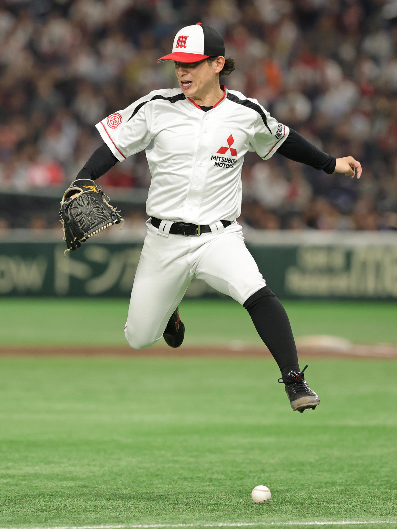 王子対三菱自動車岡崎　8回裏王子無死二塁、中川のバントで処理を三塁手に任せる秋山翔（撮影・野上伸悟）