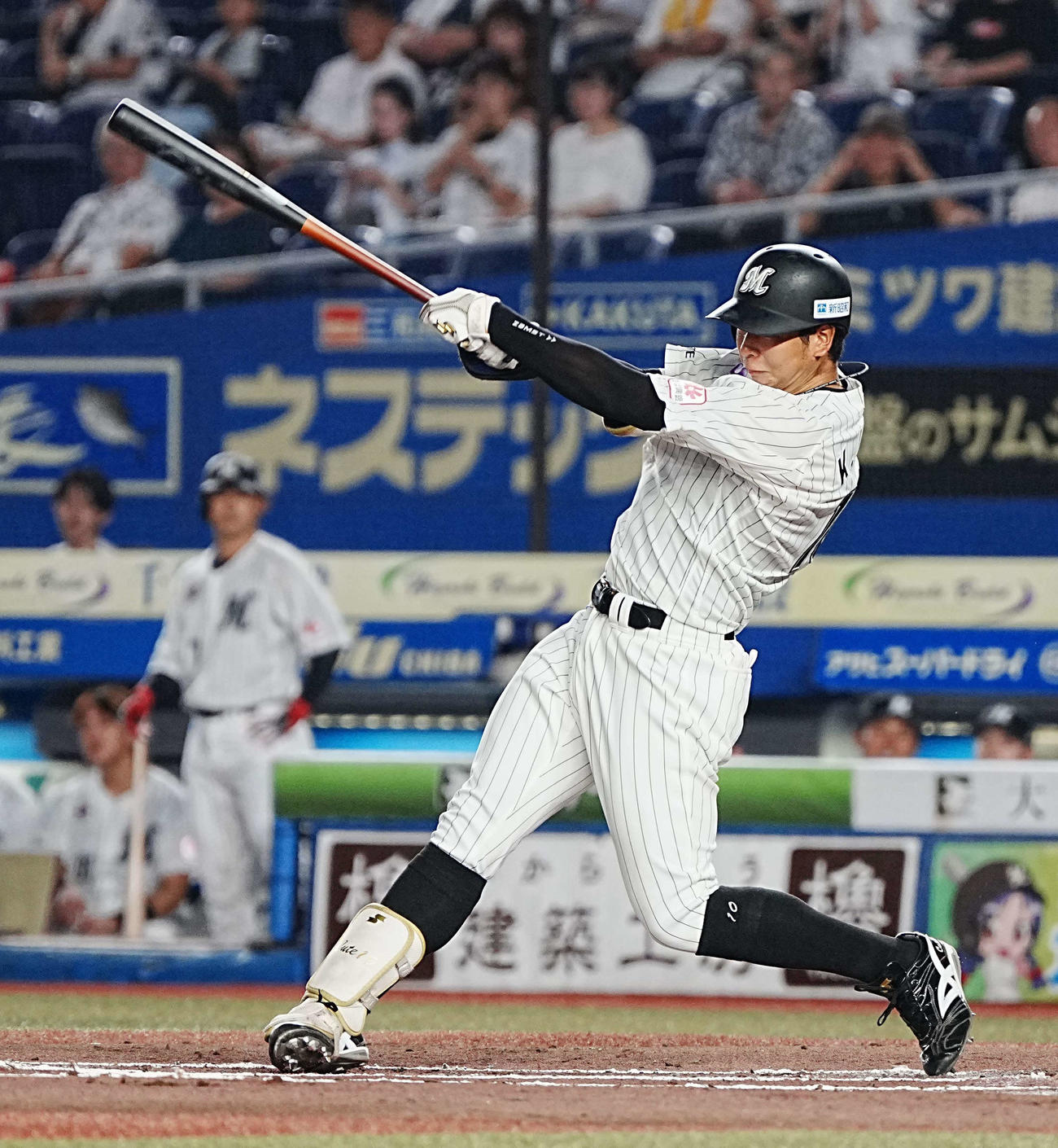 ロッテ対オリックス　1回裏ロッテ無死二、三塁、上田は中前に逆転の2点適時打を放つ（撮影・小沢裕）