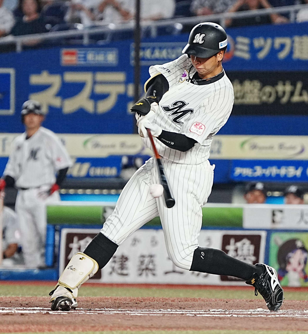 ロッテ対オリックス　1回裏ロッテ無死二、三塁、上田は中前に逆転の2点適時打を放つ（撮影・小沢裕）