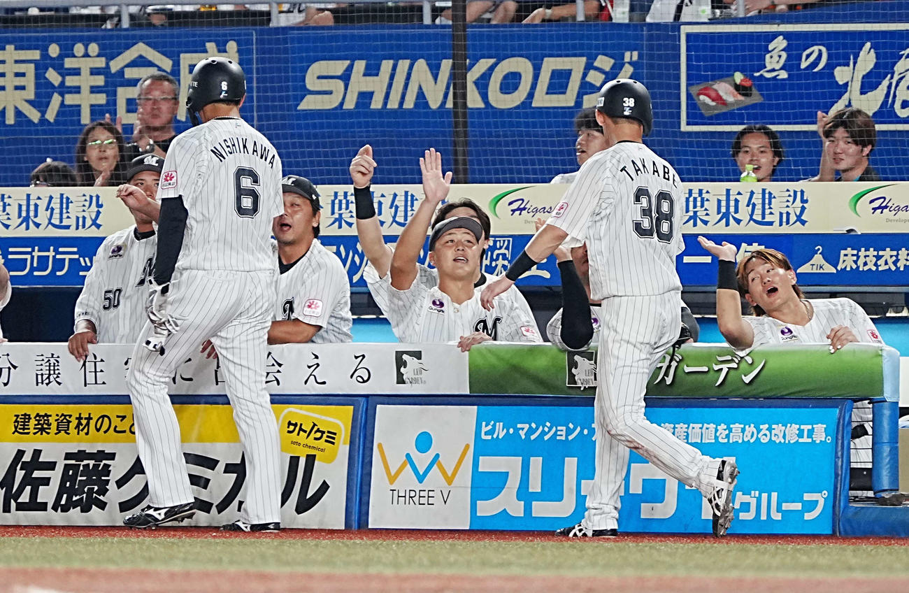 ロッテ対オリックス　1回裏ロッテ無死二、三塁、上田の中前逆転2点適時打に沸くベンチのナイン（撮影・小沢裕）