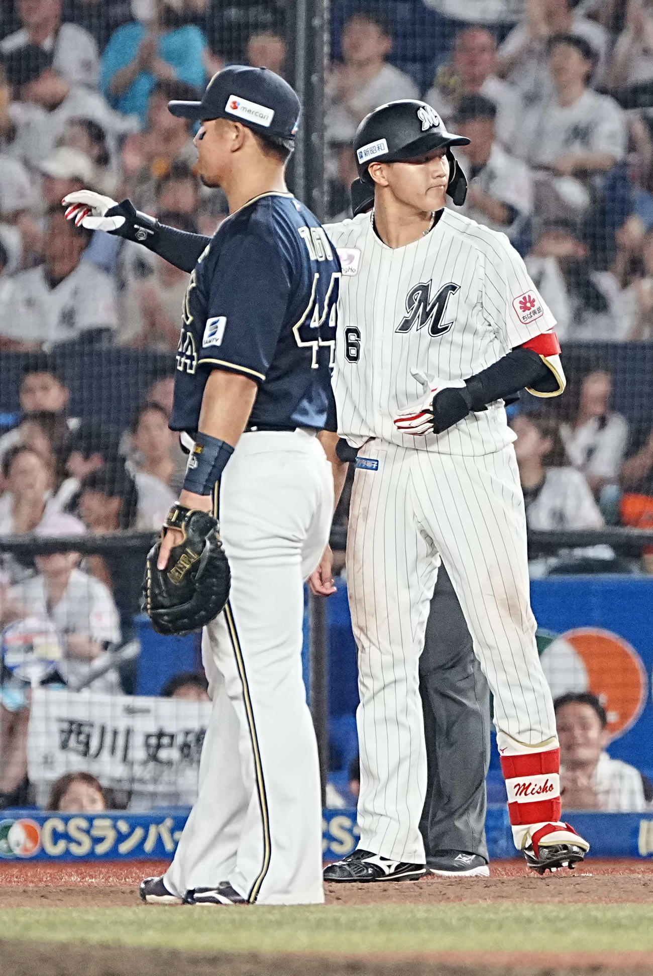 ロッテ対オリックス　7回裏ロッテ1死三塁、西川（右）は右前適時打を放つ（撮影・小沢裕）