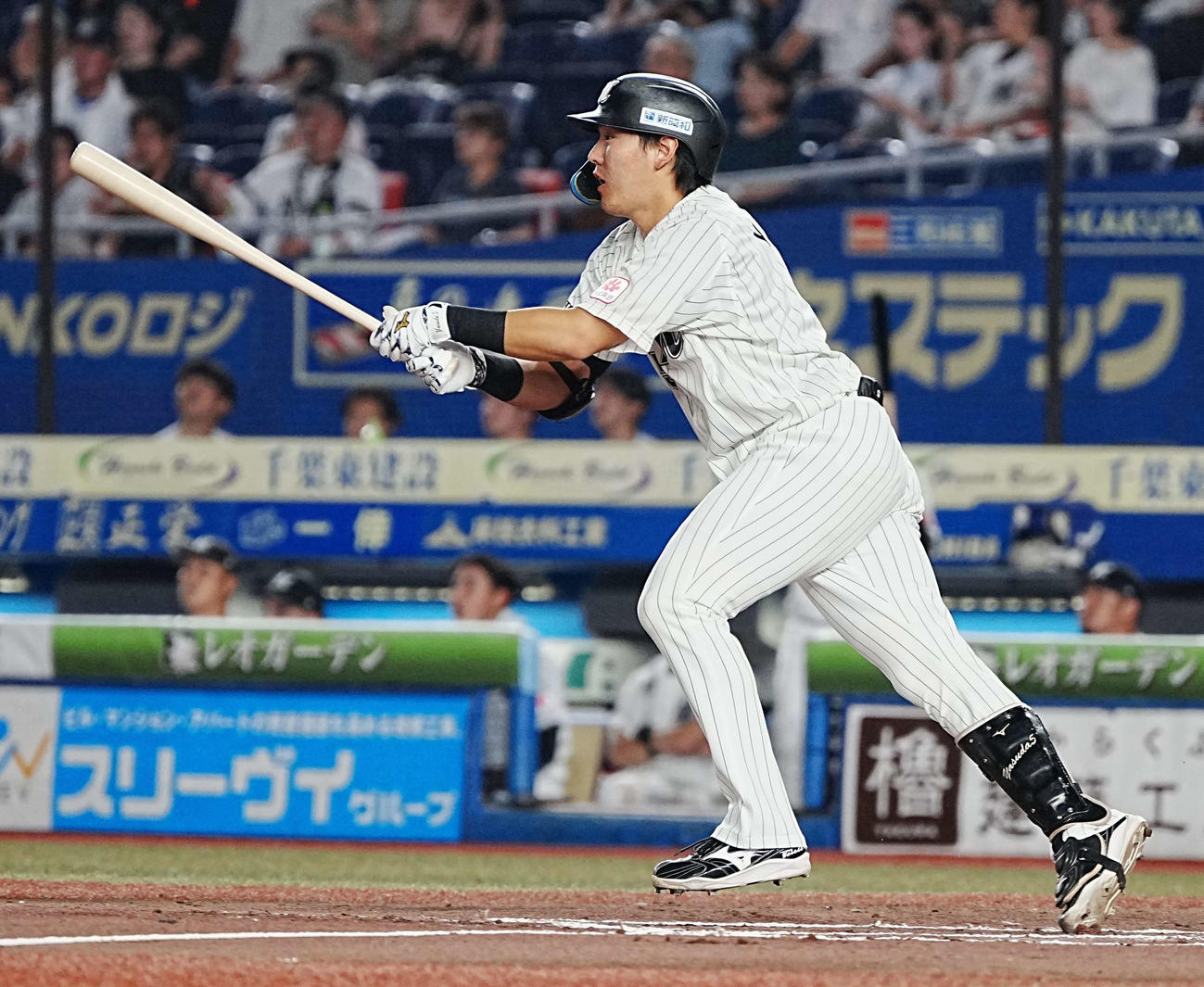 ロッテ対オリックス　1回裏ロッテ1死満塁、安田は中犠飛を放つ（撮影・小沢裕）