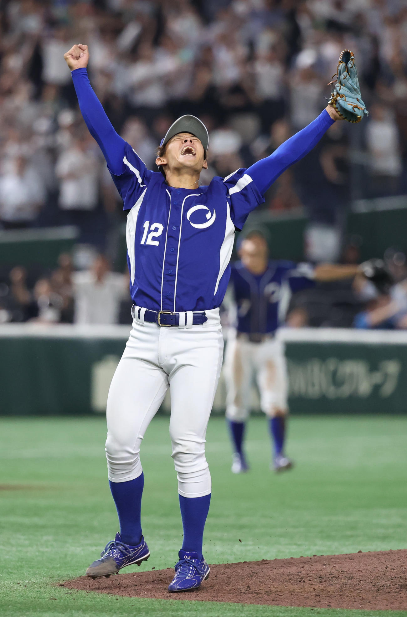 王子対三菱自動車岡崎　優勝した王子・九谷はガッツポーズする（撮影・柴田隆二）　　