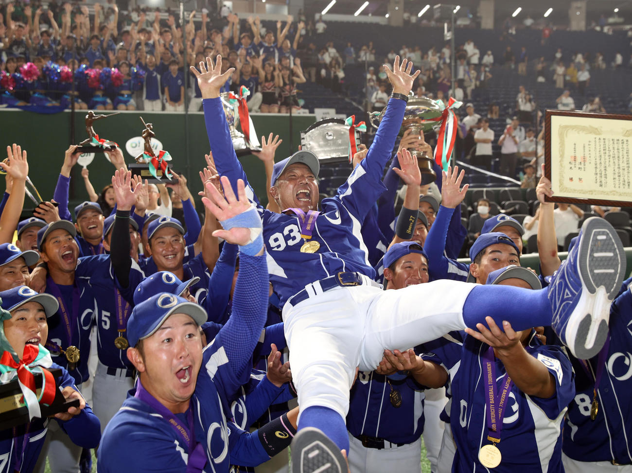 優勝した王子・湯浅監督はナインから胴上げされる（撮影・柴田隆二）　　