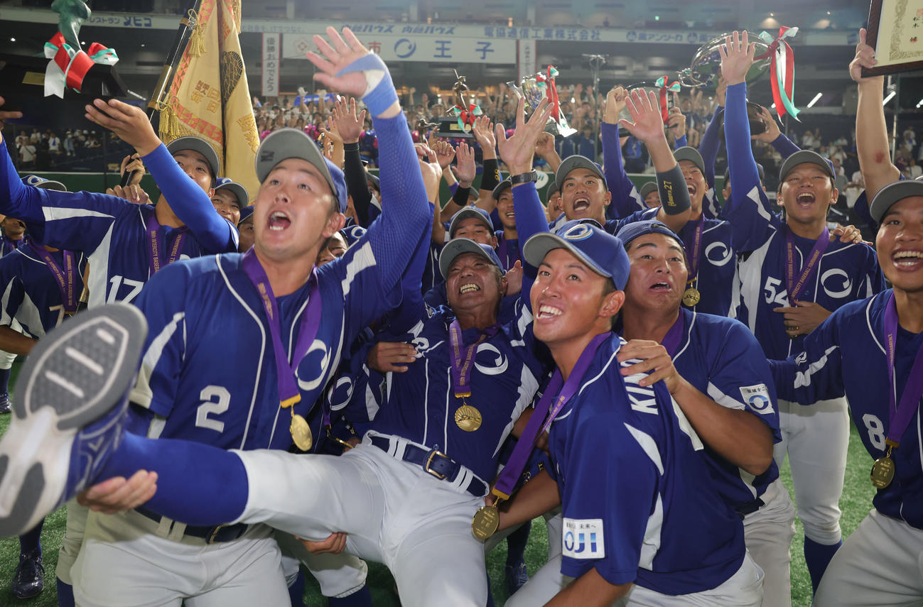 王子対三菱自動車岡崎　優勝し胴上げされる王子・湯浅監督（撮影・野上伸悟）