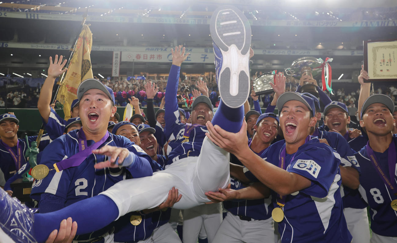 王子対三菱自動車岡崎　優勝し胴上げされる王子・湯浅監督（撮影・野上伸悟）