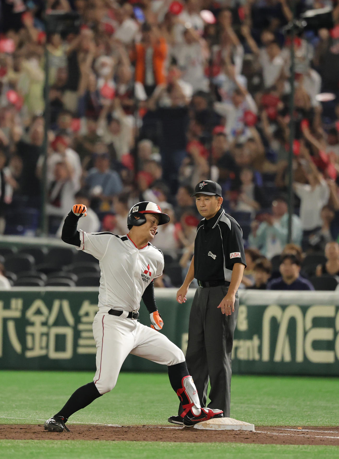 王子対三菱自動車岡崎　4回裏三菱自動車岡崎1死一、二塁、中前先制適時打を放ち喜ぶ大手（撮影・野上伸悟）