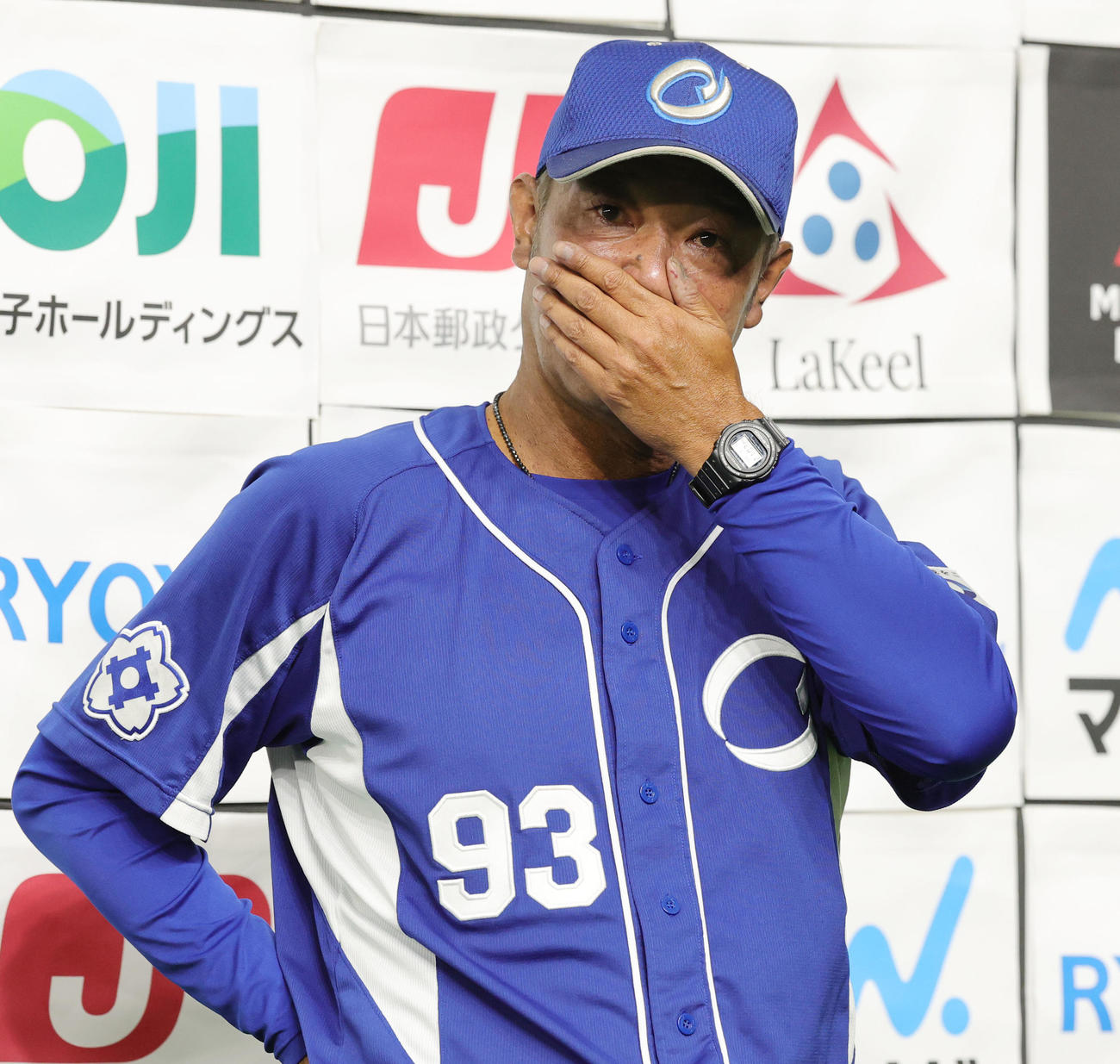 王子対三菱自動車岡崎　優勝し涙ぐむ王子・湯浅監督（撮影・野上伸悟）