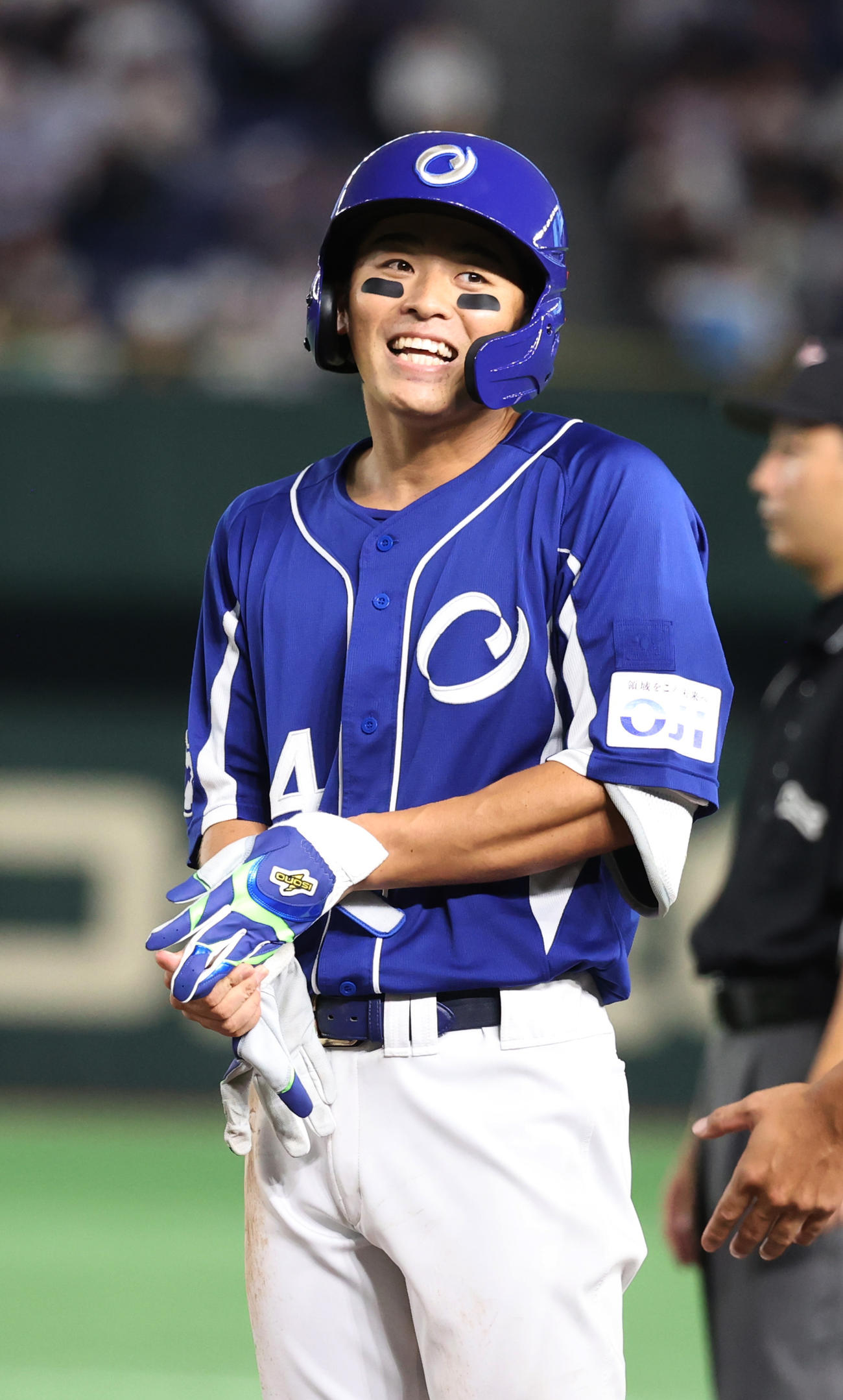 王子対三菱自動車岡崎　8回表王子無死一、三塁、山口は三塁手のファンブルで同点になり笑顔を見せる（撮影・柴田隆二）　　