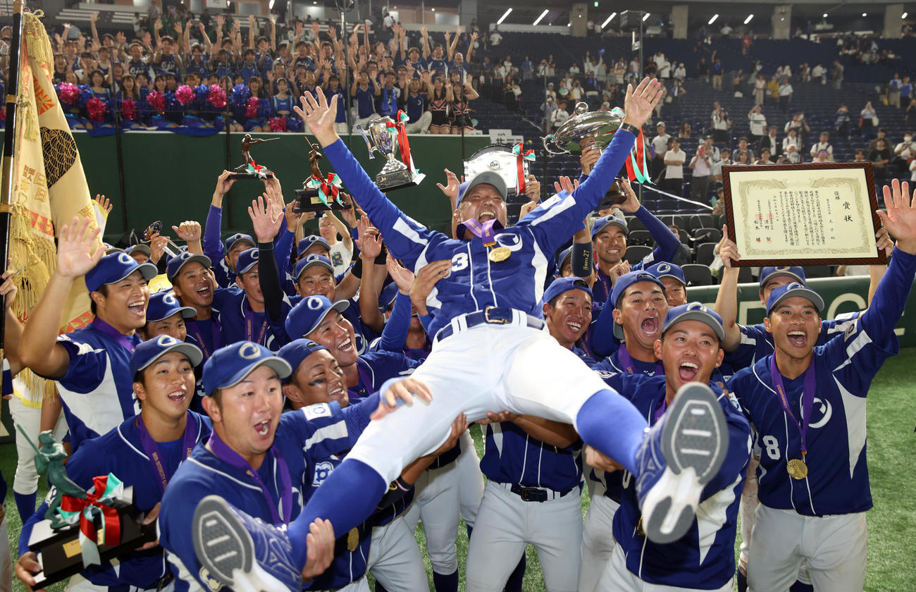 優勝した王子・湯浅監督はナインから胴上げされる（撮影・柴田隆二）　　