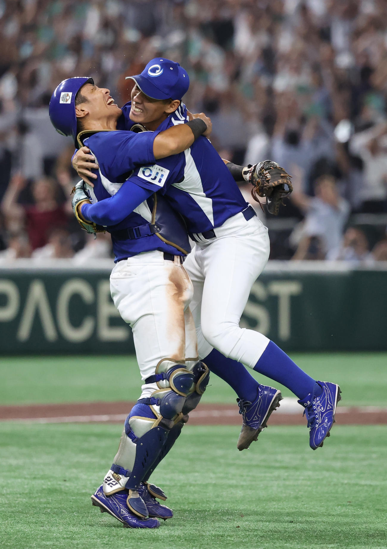 王子対三菱自動車岡崎　優勝し王子・九谷（右）と細川捕手は抱き合う（撮影・柴田隆二）　　