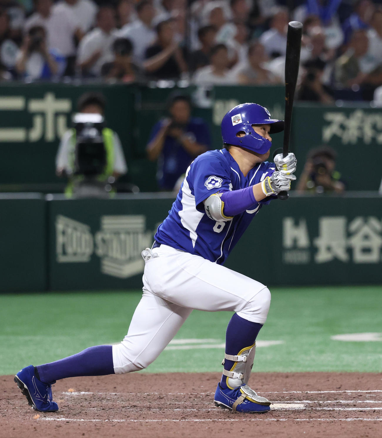 王子対三菱自動車岡崎　8回表王子1死満塁、吉岡は右犠飛を放つ（撮影・柴田隆二）　　