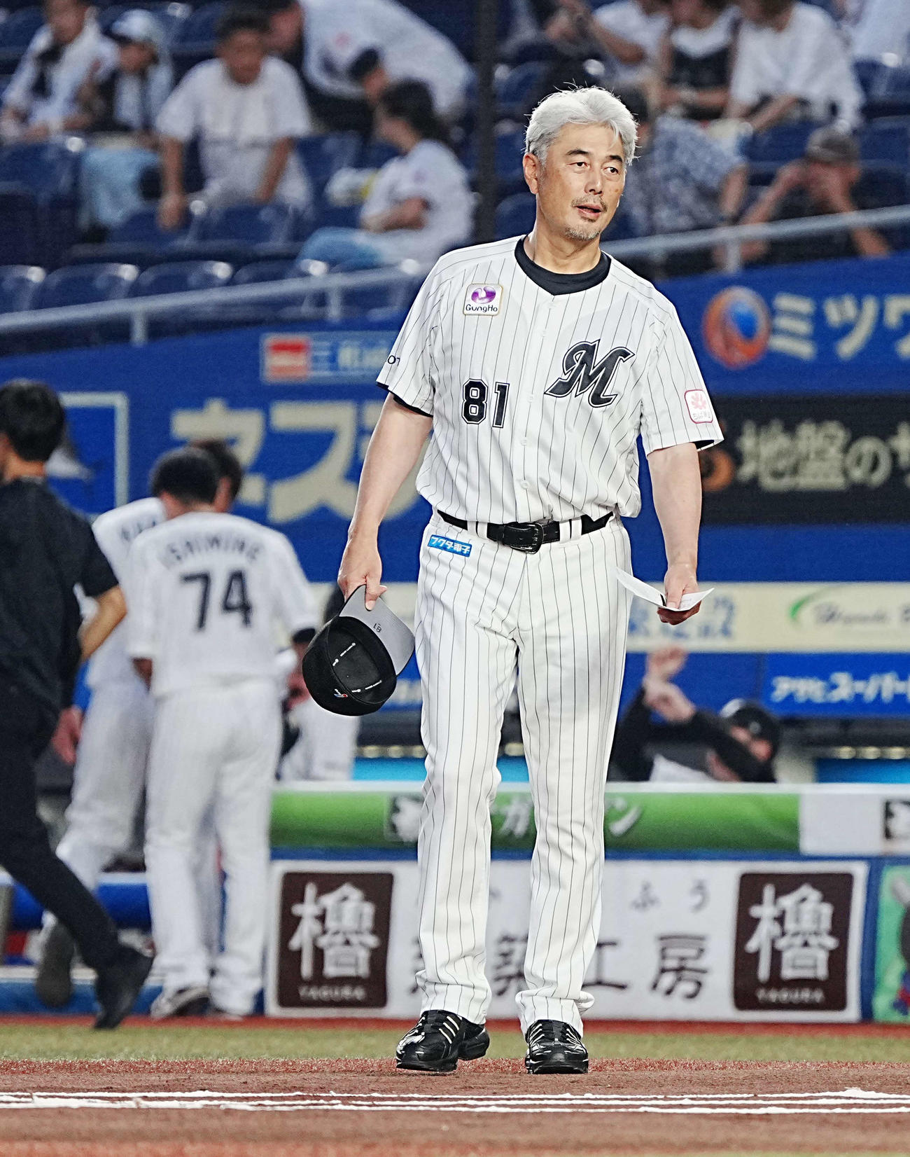ロッテ対オリックス　メンバー表交換に臨むロッテ吉井監督（撮影・小沢裕）
