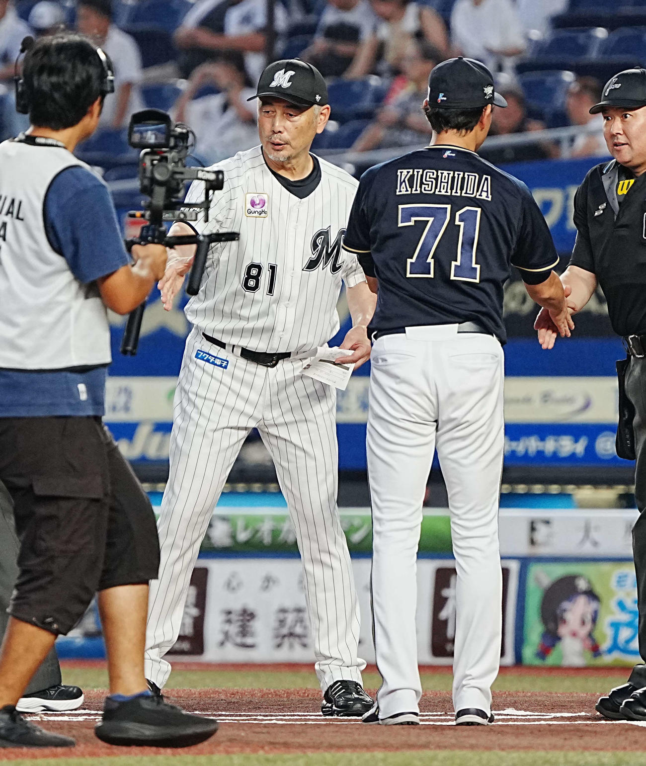 ロッテ対オリックス　メンバー表交換に臨むロッテ吉井監督（撮影・小沢裕）