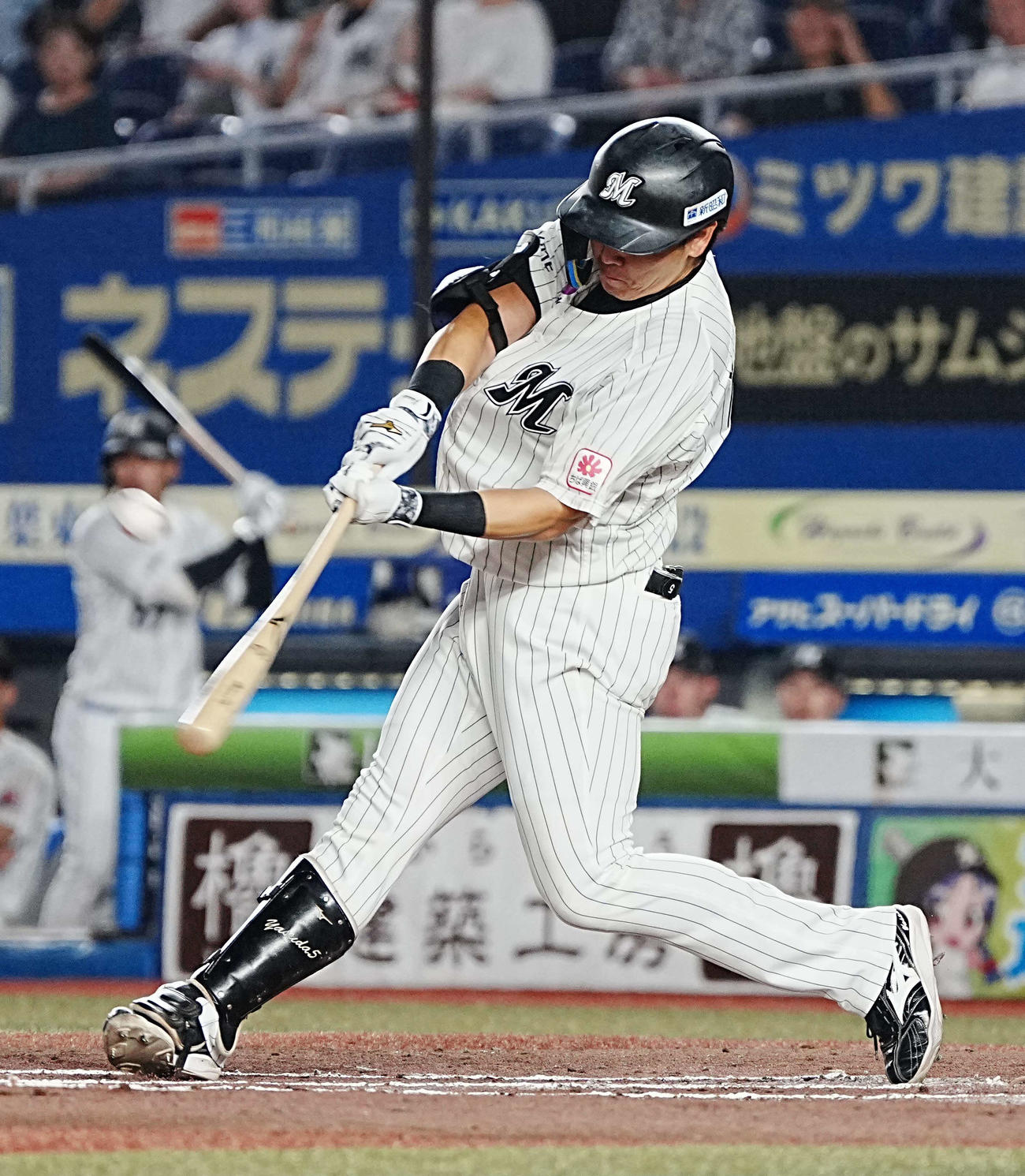 ロッテ対オリックス　1回裏ロッテ1死満塁、安田は中犠飛を放つ（撮影・小沢裕）