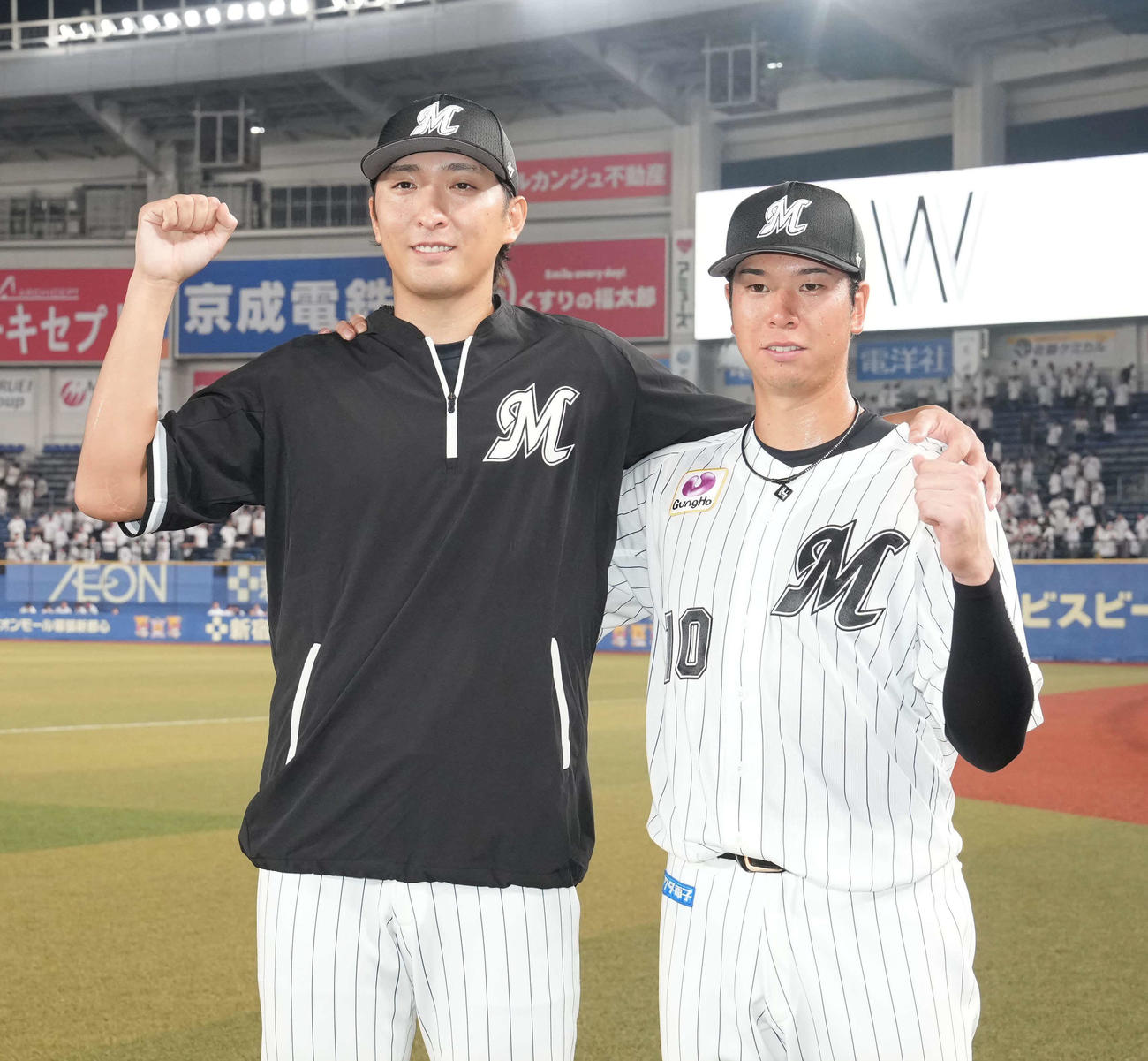 ロッテ対オリックス　ヒーローインタビューを終え笑顔を見せるロッテ河村（左）と上田（撮影・小沢裕）