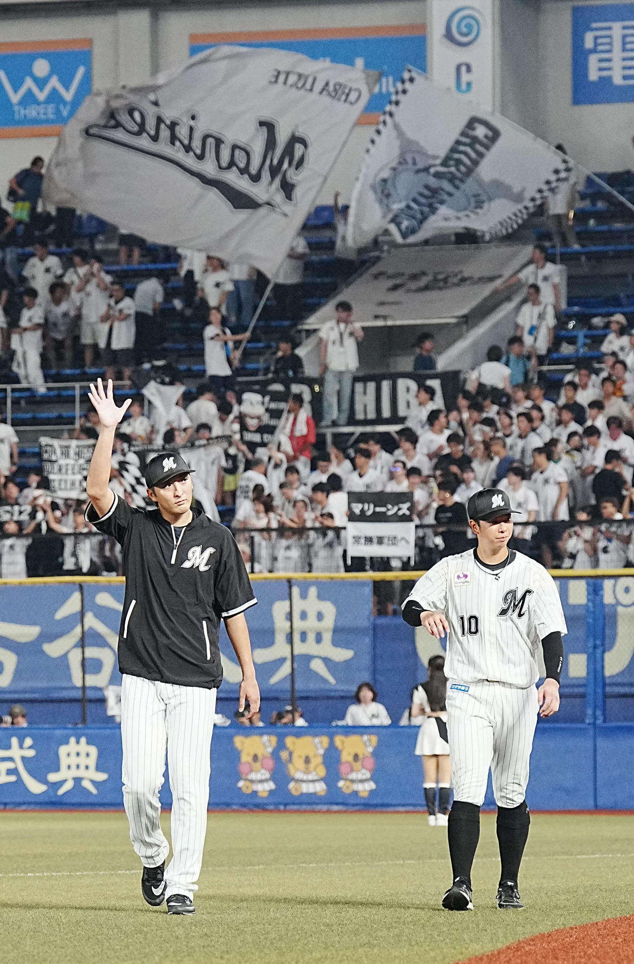 ロッテ対オリックス　スタンドの声援に応えるロッテ河村（左）と上田（撮影・小沢裕）