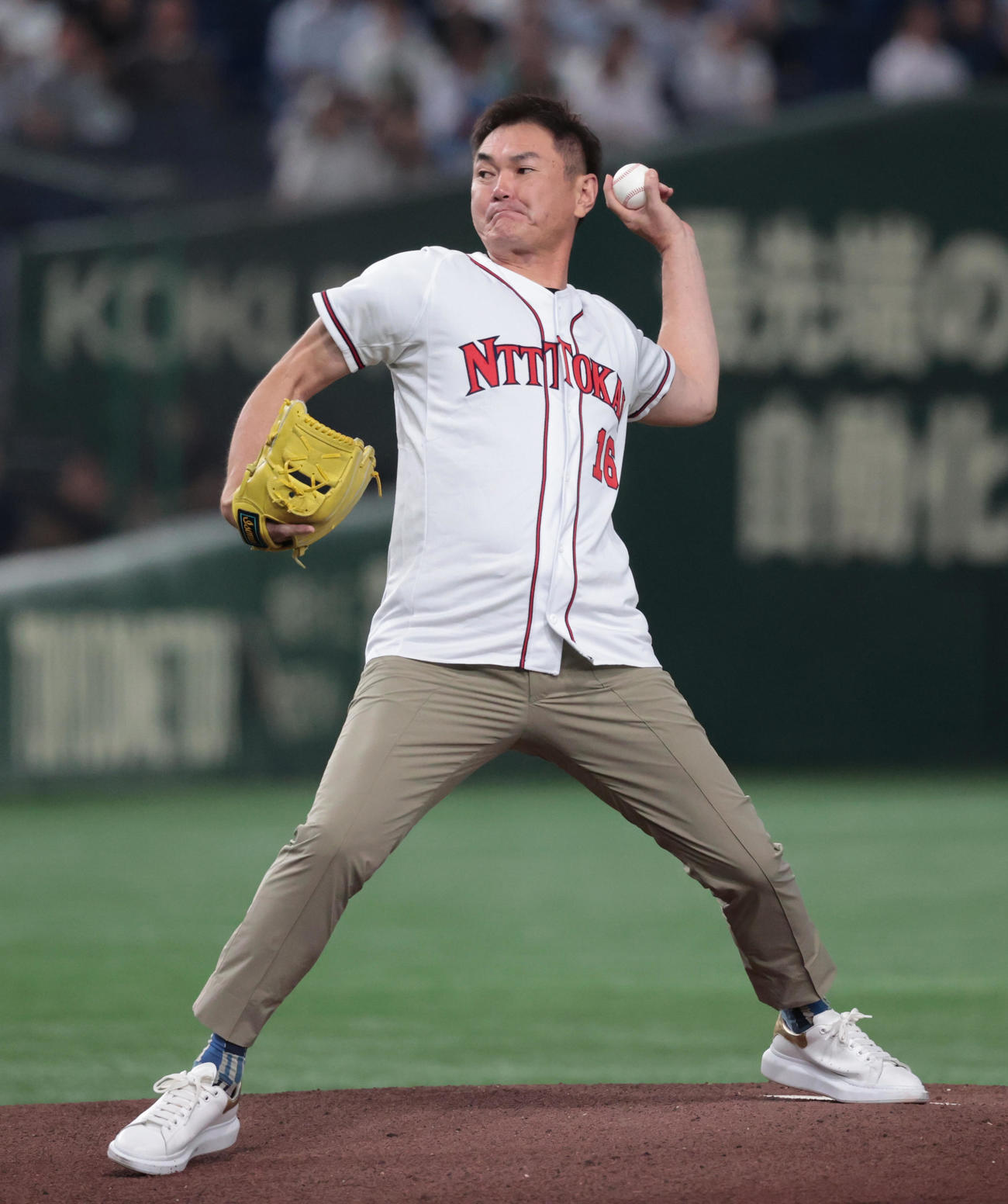 王子対三菱自動車岡崎の決勝戦、NTT東海のユニホームで始球式を務めた元中日の岩瀬仁紀氏（撮影・柴田隆二）　