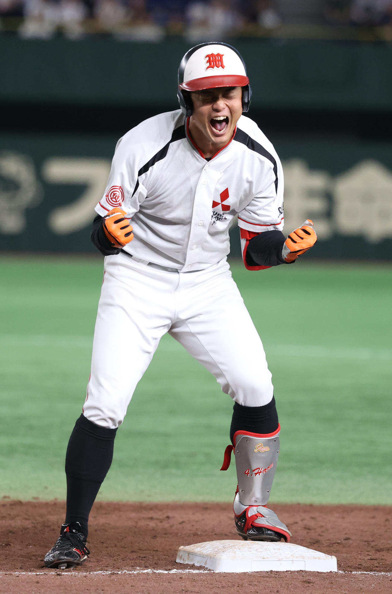 王子対三菱自動車岡崎　4回裏三菱自動車岡崎1死一、二塁、大手は中前に適時打を放ちガッツポーズする（撮影・柴田隆二）　　