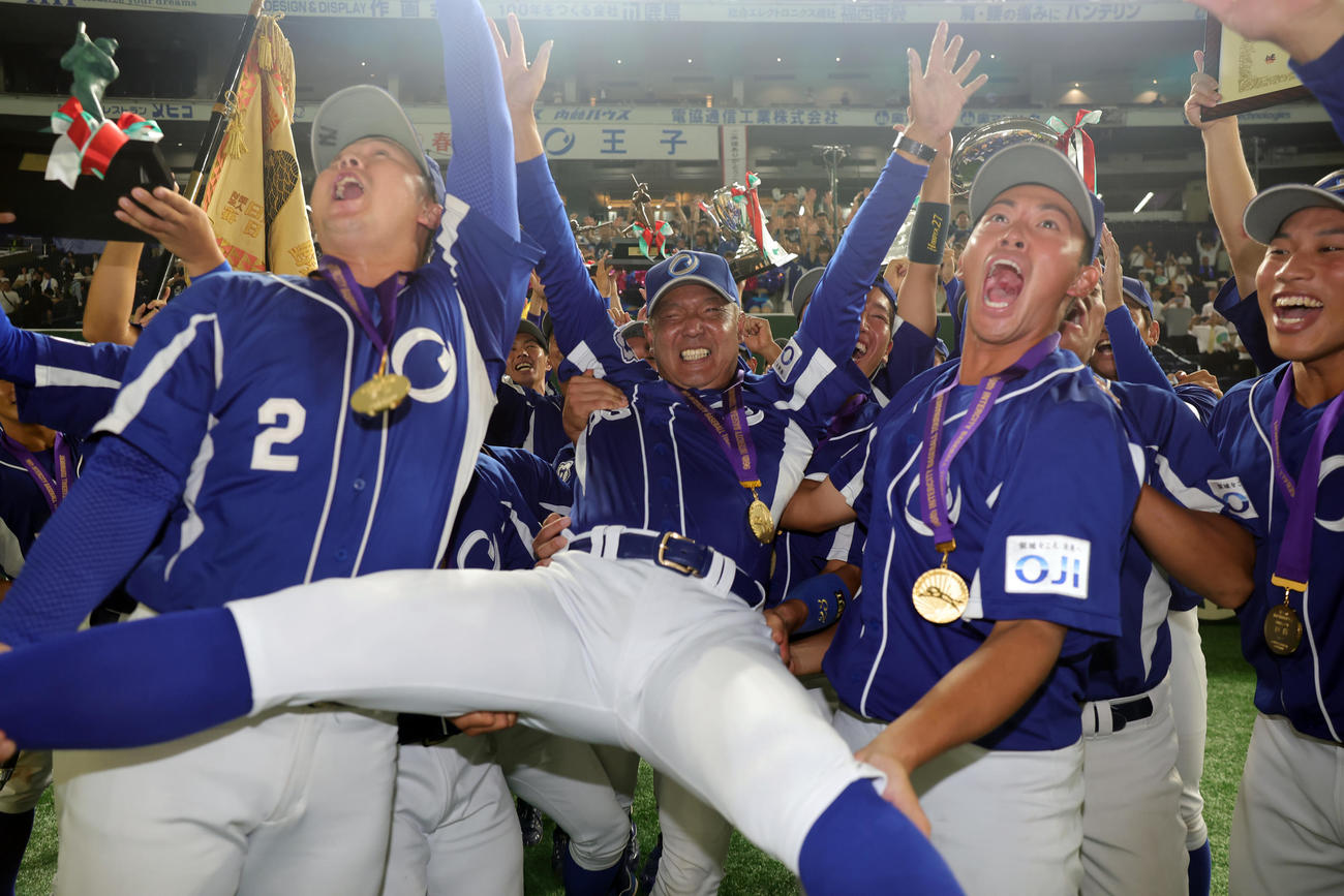 王子対三菱自動車岡崎　優勝し胴上げされる王子・湯浅監督（撮影・野上伸悟）