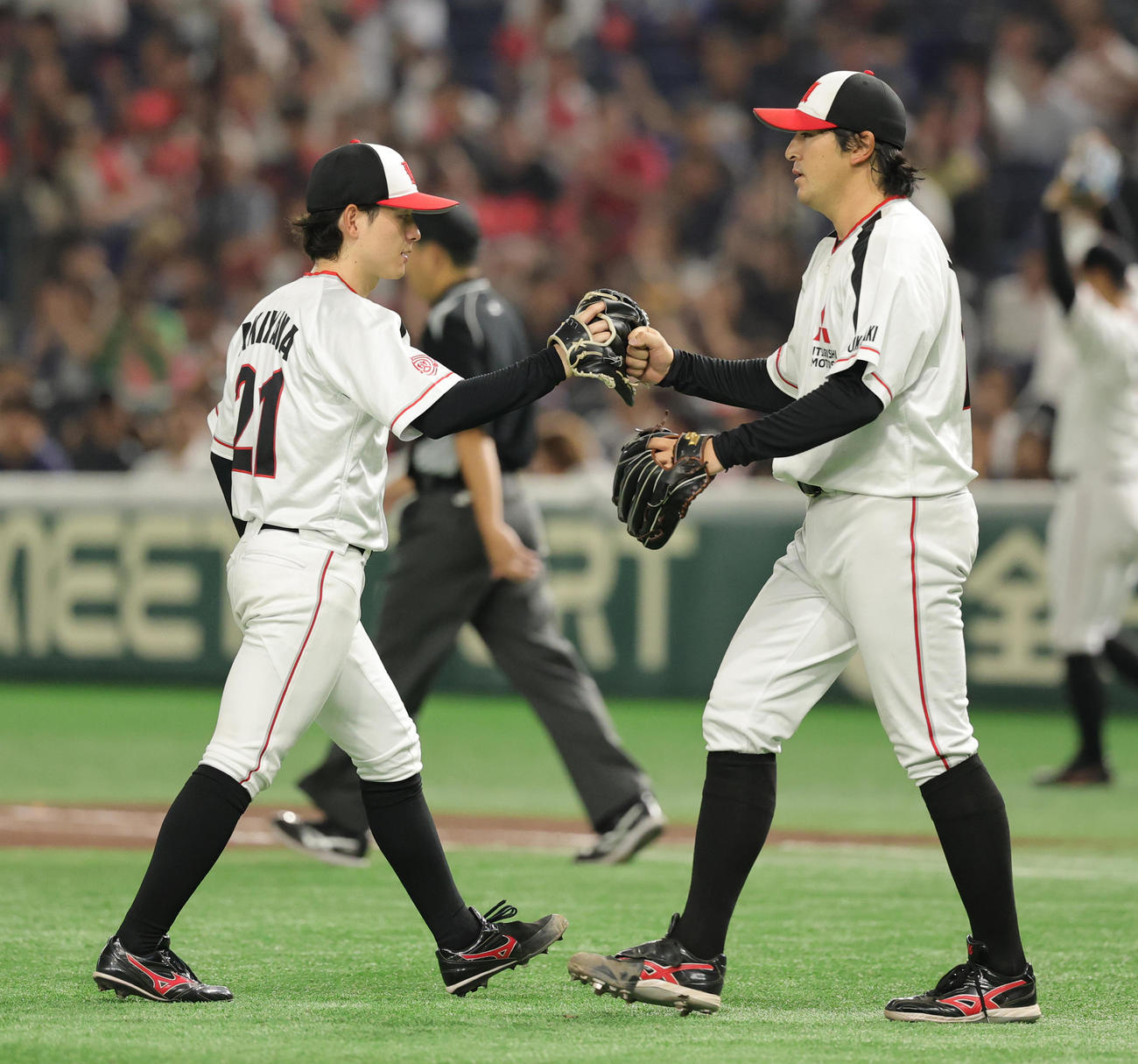 王子対三菱自動車岡崎　8回裏王子無死一、二塁、神原（右）と交代で降板する秋山翔（撮影・野上伸悟）