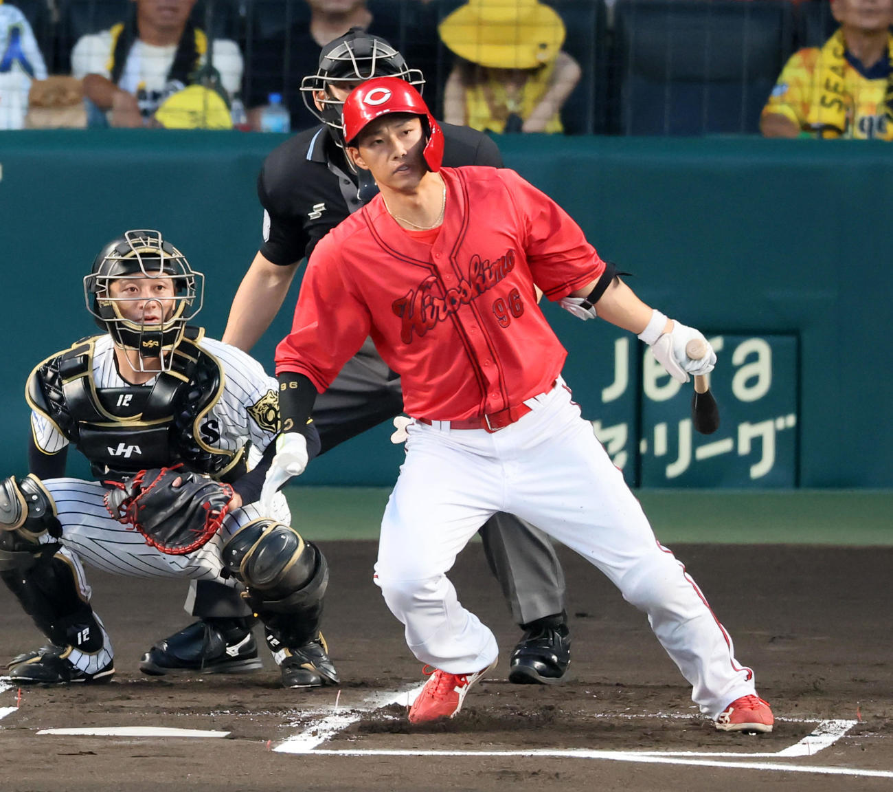 7日阪神戦で安打を放つ中村奨成