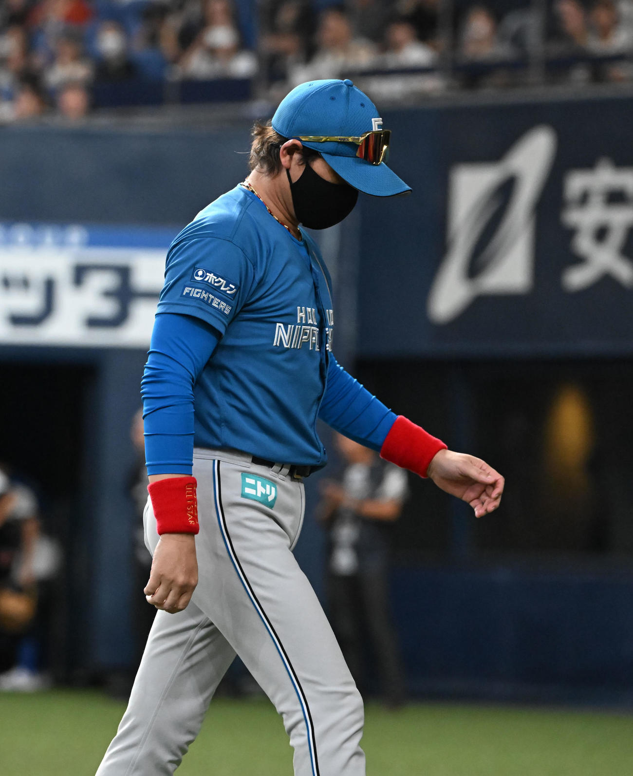 7日、オリックスに3連敗しうつむいて引き揚げる新庄監督