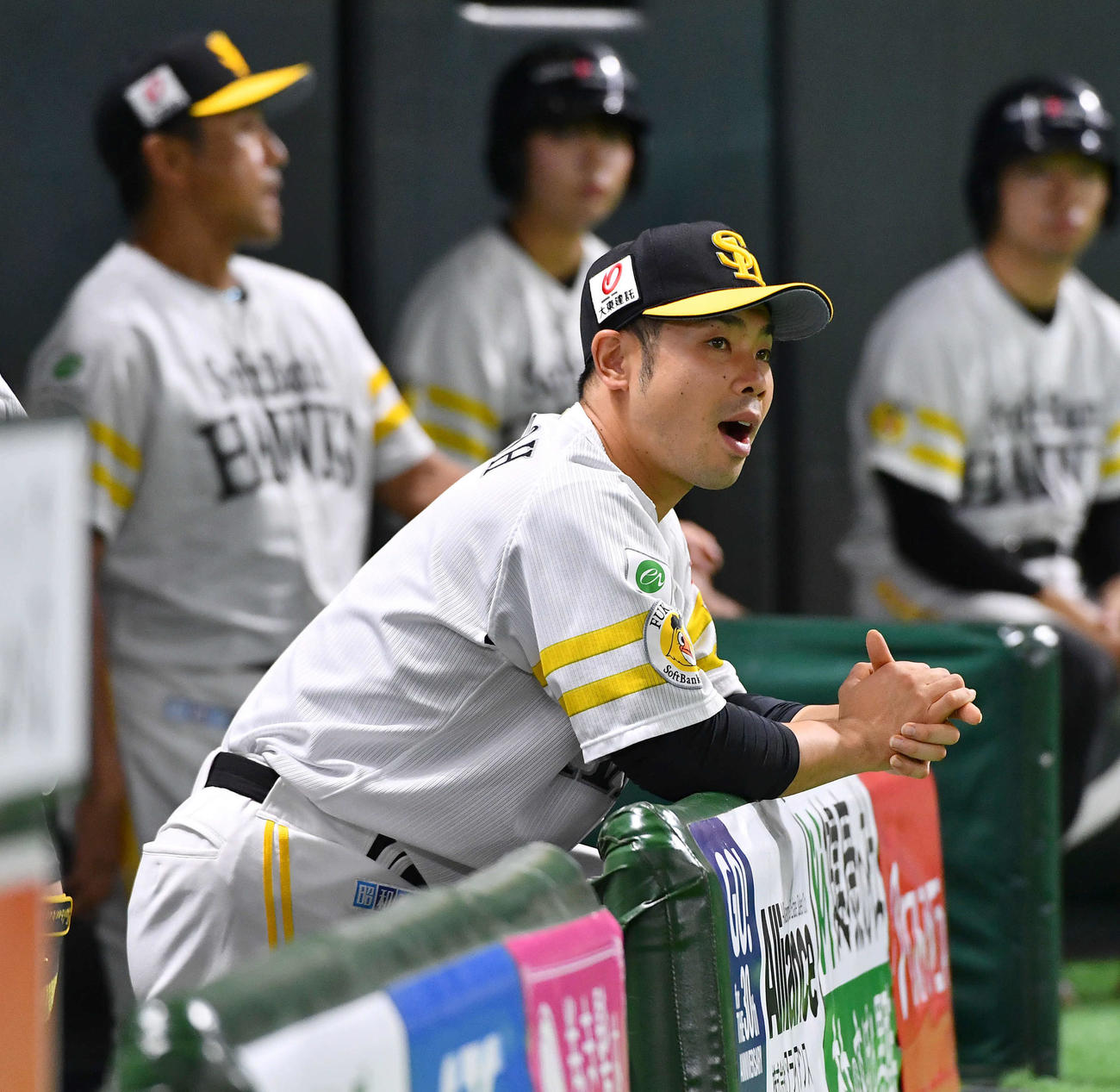 2日オリックス戦、ベンチから声を出す近藤健介