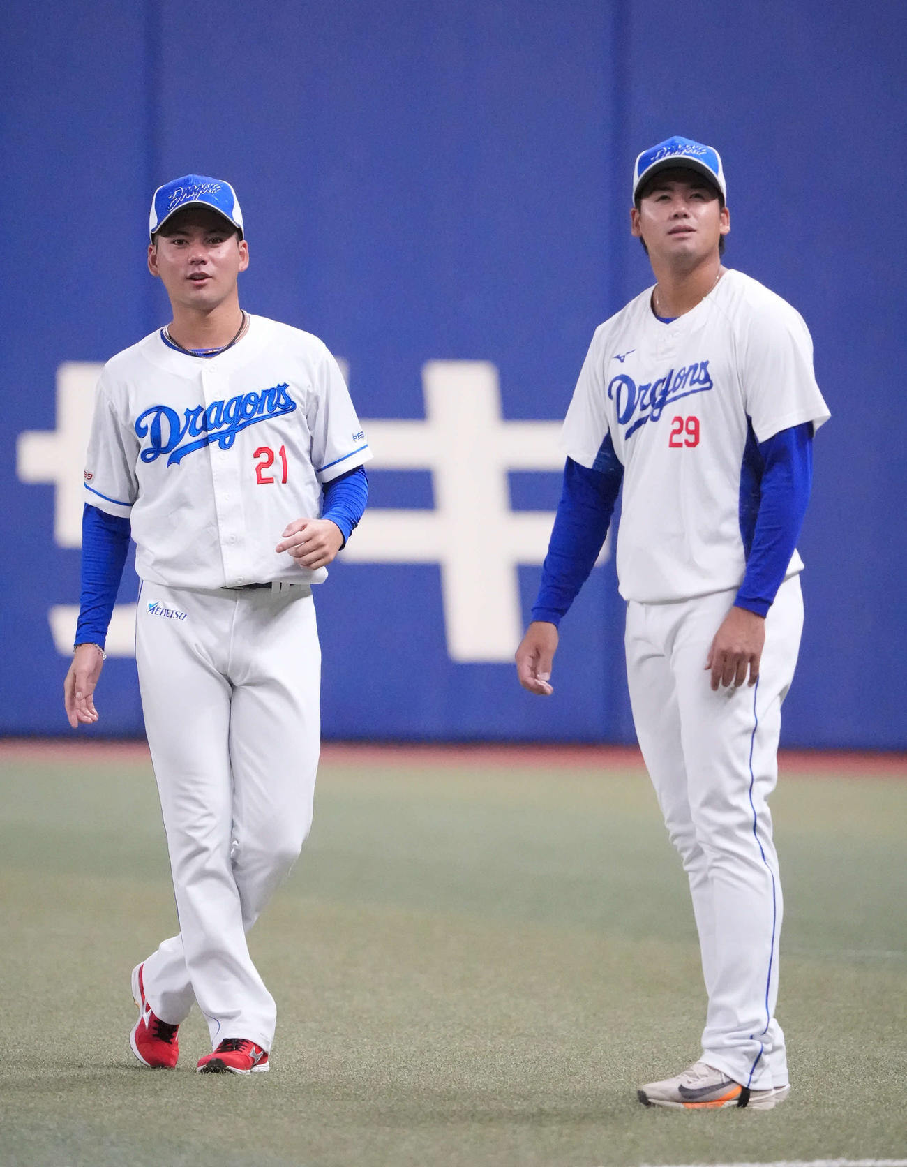 練習の合間に言葉を交わす松木平（左）と金丸（撮影・森本幸一）