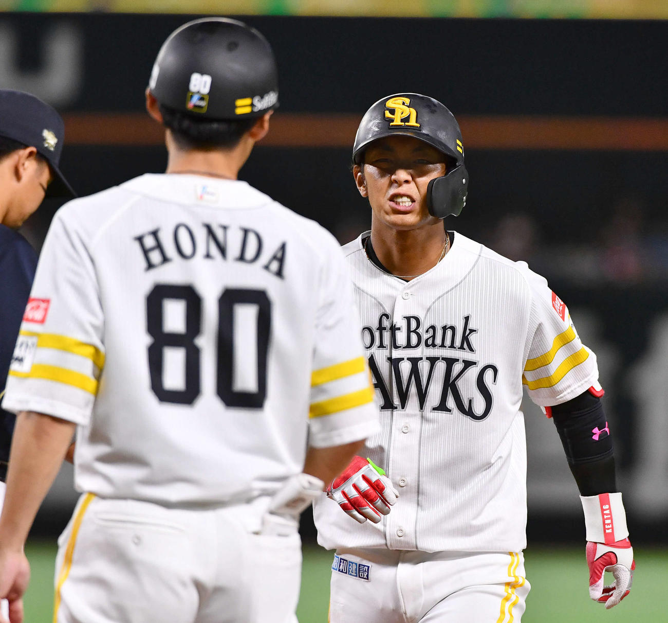 4日オリックス戦の6回、安打を放った後に顔をゆがめる今宮健太