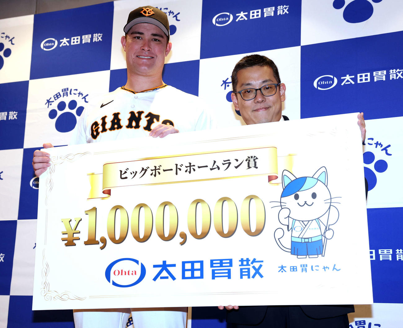 巨人対広島　ビッグボード賞贈呈式で賞金ボードを手に笑顔の巨人リチャード（左）（撮影・浅見桂子）
